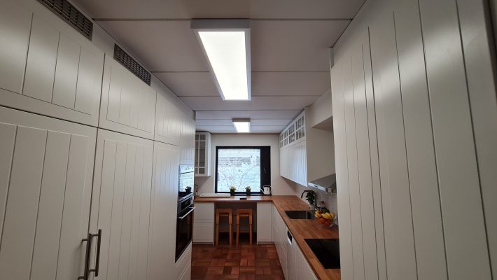 Led valot keittiön kattoon asennettuna Led valot keittiön kattoon asennettuna