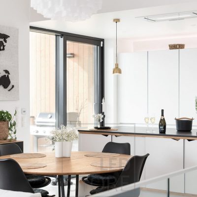 Keittiössä yläkaappien pohjassa sekä päällä led nauhat valaisemassa ja tukemassa sisustusvalaisimista tulevaa valoa. Ledstore.fi
