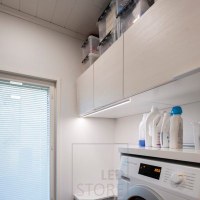 Kodinhoitohuoneen lisävalona toimiva led nauha kiinnitetty kaapin etureunaan. Ledstore.fi