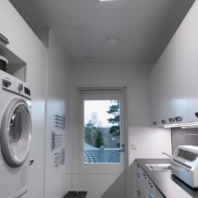 Kodinhoitohuoneen valaistus toteutettu 300x1200 paneelivalaisimella. Paneelivalaisimesta valo aukeaa 110 astetta, valaisin on tehokas eikä valo häikäise. Ledstore.fi