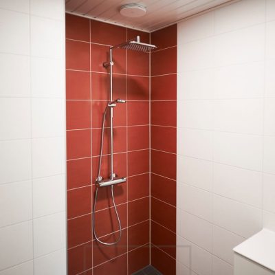UPPOAVA-paneeli valaisemassa suihkutilaa kylpyhuoneessa. Ledstoren valikoimasta löydät lisää kokoja valaisimesta. Ledstore.fi