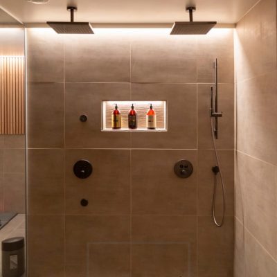 Led valonauhat korostamassa suihkuseinää ja shampoohyllyä. Valo tuo kylpyhuoneeseen tunnelmallista epäsuoraa valoa. Ledstore.fi