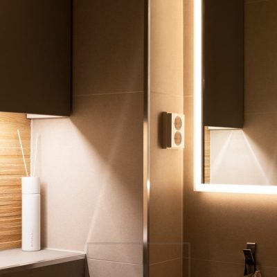 Kylpyhuoneessa valopeili yhditettynä hyllyn epäsuoraan valaisuun. Ledstore.fi