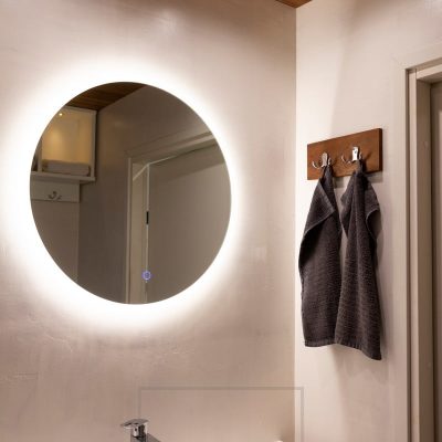 Pyöreä valopeili kylpyhuoneessa. Spotit sijoitettu valaisemaan kasvoja yhäältä päin ja tämä saa aikaan erinomaisen parranajo- ja meikkausvalon. Valopeilin halkaisija 600mm. Ledstore.fi