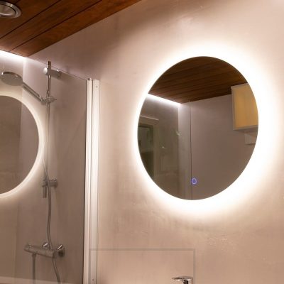 Pyöreä valopeili kylpyhuoneessa. Spotit sijoitettu valaisemaan kasvoja ylhäältä päin ja tämä saa aikaan erinomaisen parranajo- ja meikkausvalon. Ledstore.fi