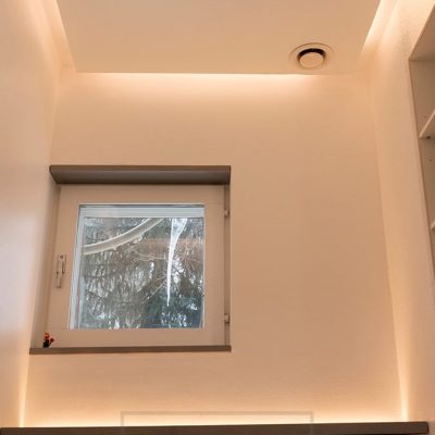 Kylpyhuoneessa epäsuoraa valoa seinään suunnattuna katosta sekä ylöspäin suunnattuna WC:n kotelon takaa. Ledstore.fi 