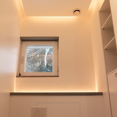 Led nauha katossa valaisemassa seinän kautta epäsuoraa valoa tilaan. Yhdistettynä liiketunnistimeen asennetun WC kotelon led nauhaan joka suunnattu ylöspäin.  Ledstore.fi