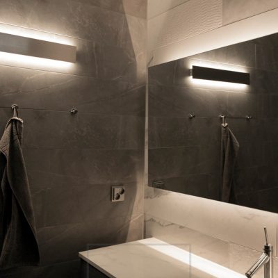 Kylpyhuoneessa epäsuoraa valoa kahteen suuntaan STRAIGHT seinävalaisimesta ja peilin taakse asennetuista led nauhoista. Ledstore.fi