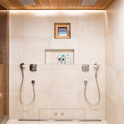 Pesuhuoneessa kaksi paneelivalaisinta yhdistettynä suihkun takana sijaitsevaan led nauhaan. Ledstore.fi