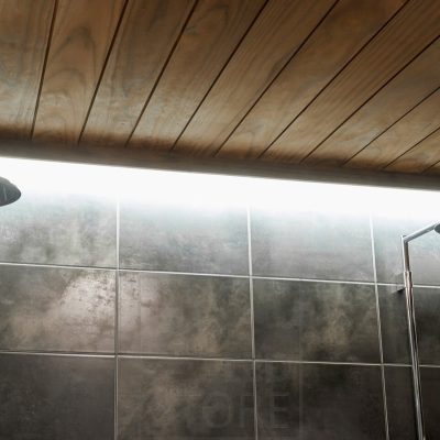 Kattolistan takana led nauha valaisemassa kylpyhuoneeseen epäsuoraa valoa. Ledstore.fi 