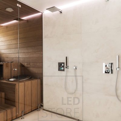 Kylpyhuoneessa suihkun takana epäsuoraa valoa. Led nauha vedenkestävässä profiilissa katon ja seinän välissä urassa. Ledstore.fi