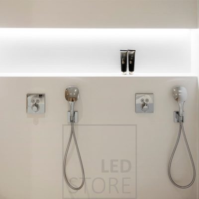 Kylpyhuoneessa shampoohyllyssä yläkulmassa led nauha valaisemassa hyllyn. Ledstore.fi