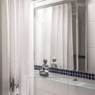 Blade seinävalaisin kylpyhuoneessa valaisemassa peilin ja kasvot. Ledstore.fi