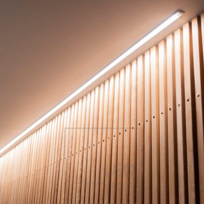 Rimoitusta korostaa uppoasennettu profiili seinän vieressä. Led valonauhat ja profiilit voi Ledstorelta tilata mittoihin tehtynä ja asennusvalmiina. Ledstore.fi