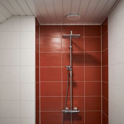 Paneelivalaisin valaisemassa suihkutilaa kylpyhuoneessa. Ledstoren valikoimasta löydät lisää kokoja valaisimesta. Ledstore.fi