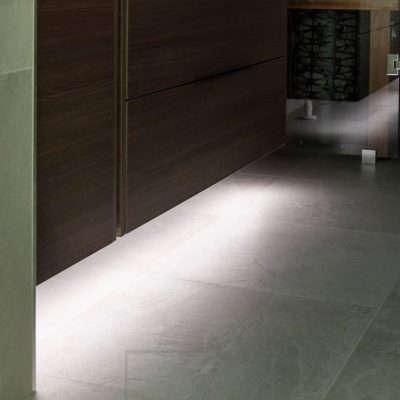 Kylpyhuoneessa tason alla led valonauha valaisee epäsuoraa valoa. Toimii tunnelmavalona sekä yövalona. Ledstore.fi