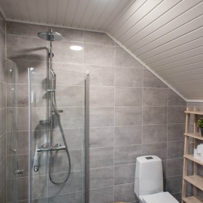 Plafondi valaisemassa kylpyhuonetta tasaisella ja tehokkaalla valolla. Ledstore.fi