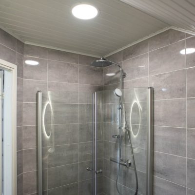 Plafondi valaisemassa kylpyhuonetta. Plafondivalaisimet ovat myös kosteaan tilaan soveltuvia valaisimia. Ledstore.fi