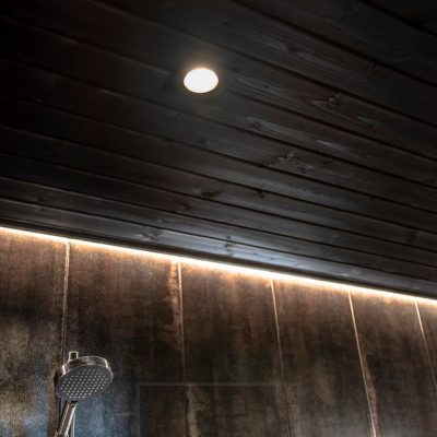 Monipuolisella valaistuksella tilaan saa luotua erilaisia tunnelmia. Kylpyhuoneessa led nauha seinän ja katon välissä tuomassa kylpylähenkistä epäsuoraa valoa. Lisänä valopeili ja kattospotit. Ledstore.fi