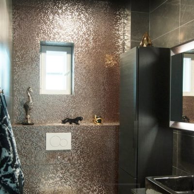 Paneelivalaisin katossa tuomassa kylpyhuoneeseen tasaista ja häikäisemätöntä valoa. Ledstore.fi