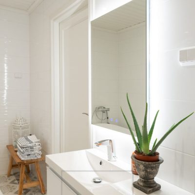HALO valopeili kylpyhuoneessa valaisee seinän kautta sekä huurteen läpi myös kohti kasvoja. Eri muotoisia ja kokoisia peilejä Ledstoren valikoimissa. Ledstore.fi
