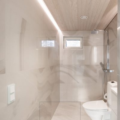 WC:n valaistuksena epäsuoraa valoa yhdistettynä spottivalaistukseen. Epäsuora valo luo tilaan tunnelmaa sekä korostaa kaunista laattaa seinällä. Ledstore.fi