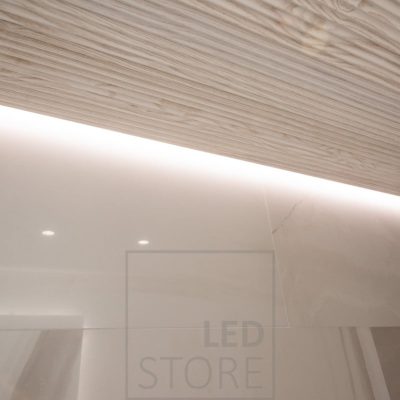 Kylpyhuoneessa epäsuora valaistus. Led nauha on katon ja seinän välissä alumiiniprofiilissa, suunnattuna alaspäin. Ledstore.fi