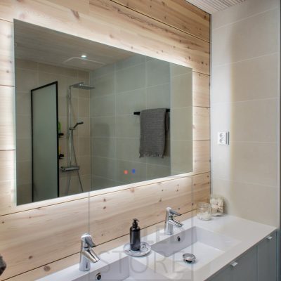Kylpyhuoneessa 1200mmx750mm valopeilin takaa tuleva epäsuora valo korostaa kaunista puupanelointia sekä avartaa tilaa. Ledstore.fi