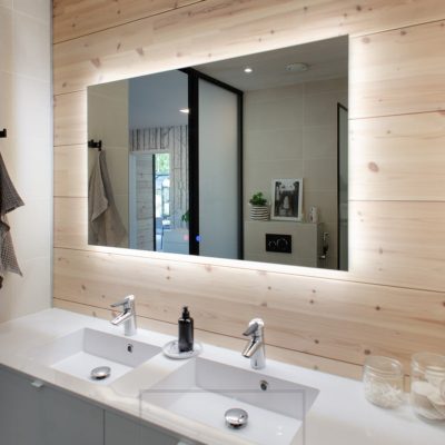 Kylpyhuoneessa 1200mmx750mm valopeilin takaa tuleva valo korostaa kaunista puupanelointia ja valaisee tasoa. Ledstore.fi