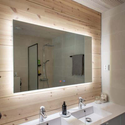 Kylpyhuoneessa 1200mmx750mm valopeilin takaa tuleva valo korostaa kaunista puupanelointia. Ledstore.fi