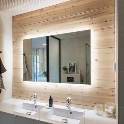 Kylpyhuoneessa 1200mmx750mm valopeili toimii yhteisenä peilinä kahdelle altaalle. Ledstore.fi
