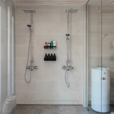 Pesuhuoneessa suihkun keskilinjalla spotit valaisemassa suihkutilaa. Ledstore.fi