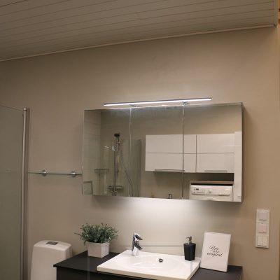 300mmx300mm paneelivalaisin katossa valaisee tasaisesti ja kirkkaasti kylpyhuonetta. Ledstore.fi 