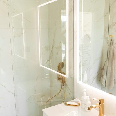 Valopeili kylpyhuoneessa valaisemassa epäsuoraa valoa kylpyhuoneeseen. Ledstore.fi