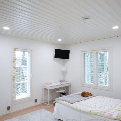 Plafondi-valaisimet makuuhuoneen katossa valaisemassa tilaa tasaisesti ja laadukkaasti. Ledstore.fi 