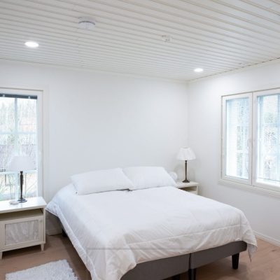 Leveällä valokiilalla valaisevat Plafondi-valaisimet makuuhuoneen katossa valaisemassa tilaa tasaisesti ja laadukkaasti. Ledstore.fi