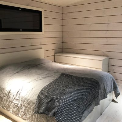 Tunnelmallinen valo makuuhuoneessa toteutettu kapeakiilaisilla linja-valaisimilla. Ledstore.fi