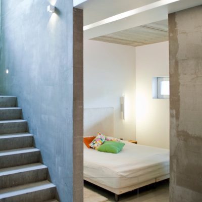 Makuuhuoneessa tunnelmallista epäsuoraa valoa sisäänkäynnillä katossa sekä seinävalaisin valaisemassa sängyn vieressä. Ledstore.fi