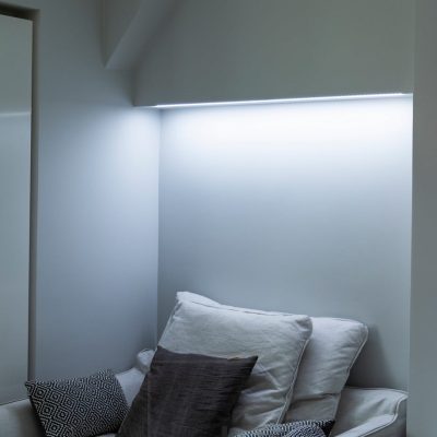 Makuuhuoneessa värilämpötilasäädettävä tunnelmavalaistus sängyn takana, kiinnitettynä kaapin pohjaan. Kuvassa värilämpötila säädetty kylmälle sävylle. Ledstore.fi