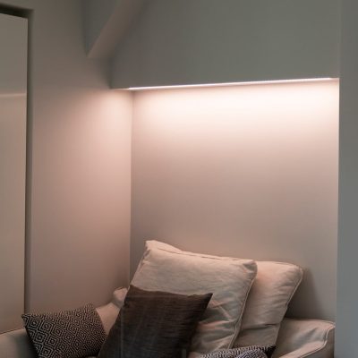 Makuuhuoneessa värilämpötilasäädettävä tunnelmavalaistus sängyn takana, led nauha kiinnitettynä kaapin pohjaan matalassa pintaprofiilissa. Ledstore.fi