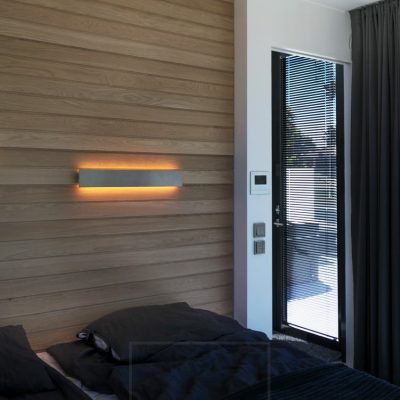 Makuuhuoneessa kaunis kahteen suuntaan valaiseva tunnelmavalaisin STRAIGHT. Ledstore.fi