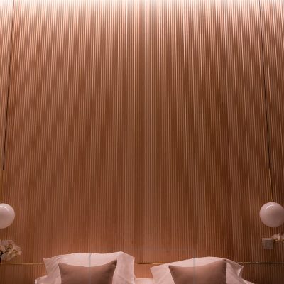 Makuuhuoneessa tunnelmavalaistus sängyn takana katossa korostamassa kaunista panelointia. Ledstore.fi