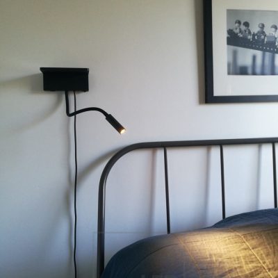 Sängynpäädyssä BLADE seinävalaisin. Toimii lukuvalona  ja valaisimessa on sekä kiinteä että langaton lataus puhelinta varten. Ledstore.fi