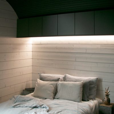 Sängyn yläpuolella kaappien ja seinän kulmassa led nauha tunnelmavalona. Ledstore.fi