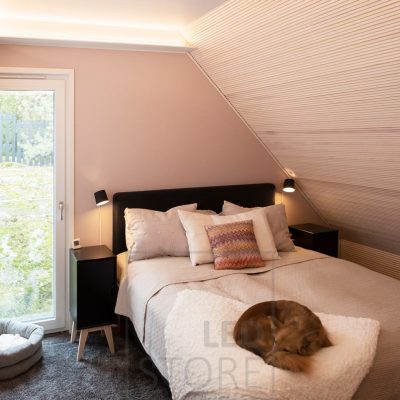Makuuhuoneen valaistuksena vinossa katossa alaslasku-lipassa led valonauha valaisee hyvin tilaa epäsuoralla tunnelmavalolla. Ledstore.fi 