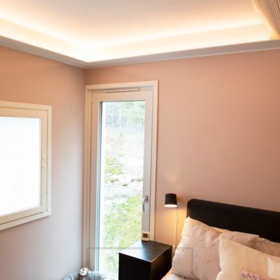 Makuuhuoneen katossa led nauha asennettuna alaslasku-lippaan, suunnattuna kattoon ja eteenpäin. Ledstore.fi