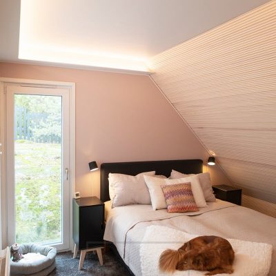 Makuuhuoneen valaistuksena vinossa katossa alaslasku-lipassa led nauha valaisee hyvin tilaa epäsuoralla ja tunnelmallisella valolla. Ledstore.fi 