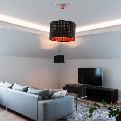 Epäsuoran valaistuksen lisäksi tilassa on kohdistetumpana valaistuksena lattiavalaisin ja sistusvalaisin katossa. Ledstore.fi