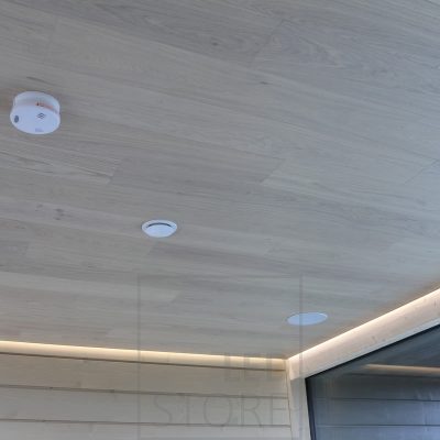 Katon ja seinän välissä led nauha valaisemassa epäsuoraa valoa olohuoneeseen. Ledstore.fi