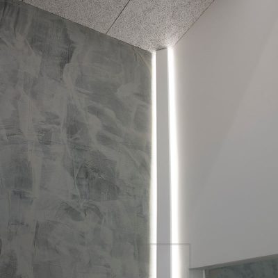 Olohuoneessa seinän kautta epäsuoraa valoa led nauhalla. Ledstore.fi